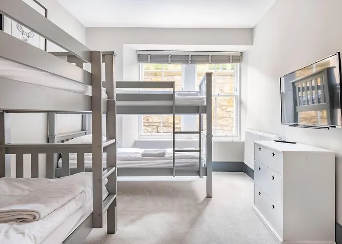 Immaculate 3 Bed Apartment With Private Entrance In Inverleith