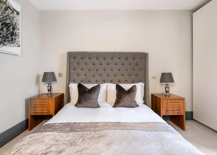 Immaculate 3 Bed Apartment With Private Entrance In Inverleith